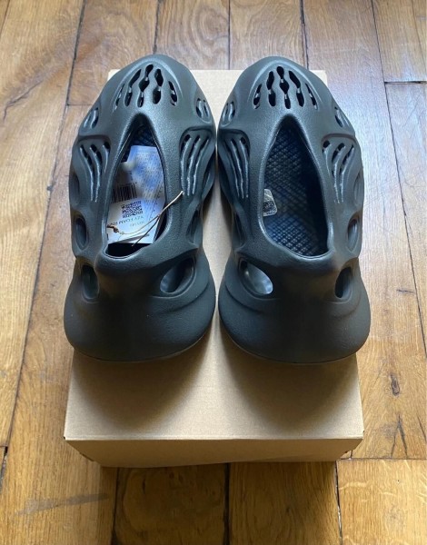 adidas Yeezy Foam RNR carbon IG5349