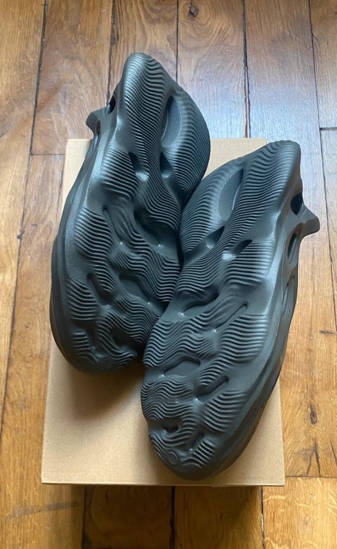 Adidas yeezy foam rnr carbon IG5349 2