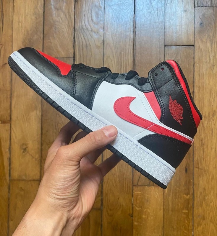 Jordan 1 mid black fire red (gs) 554725-079