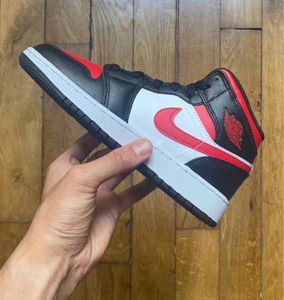 Jordan 1 mid black fire red (gs) 554725-079