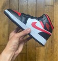 Jordan 1 mid black fire red (gs) 554725-079