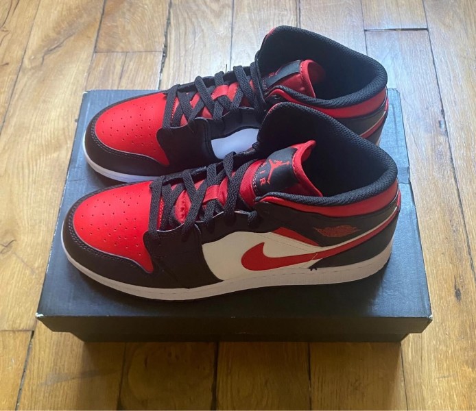 Jordan 1 mid black fire red (gs) 554725-079