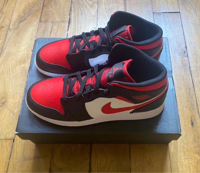 Jordan 1 mid black fire red (gs) 554725-079