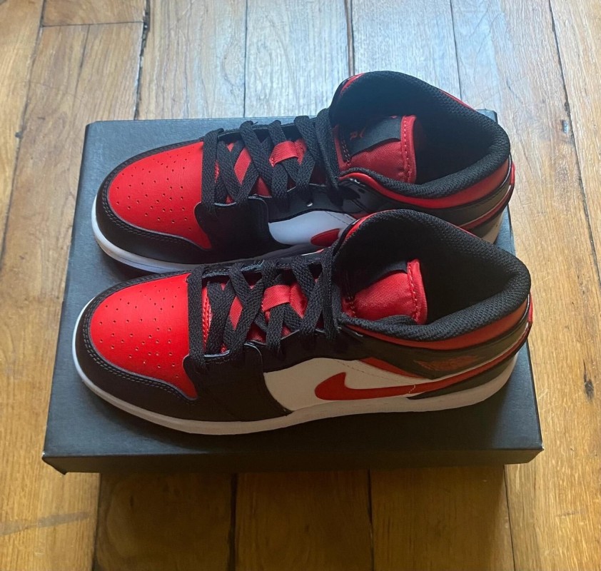 Jordan 1 mid black fire red (gs) 554725-079 2