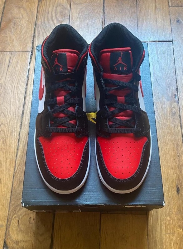 Jordan 1 mid black fire red (gs) 554725-079 2