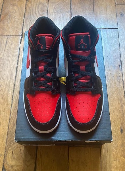 Jordan 1 mid black fire red (gs) 554725-079
