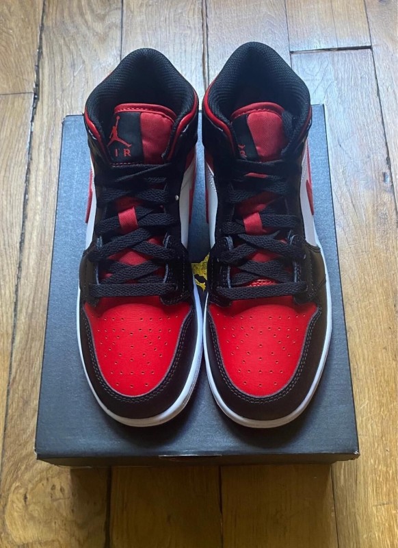 Jordan 1 mid black fire red (gs) 554725-079 2