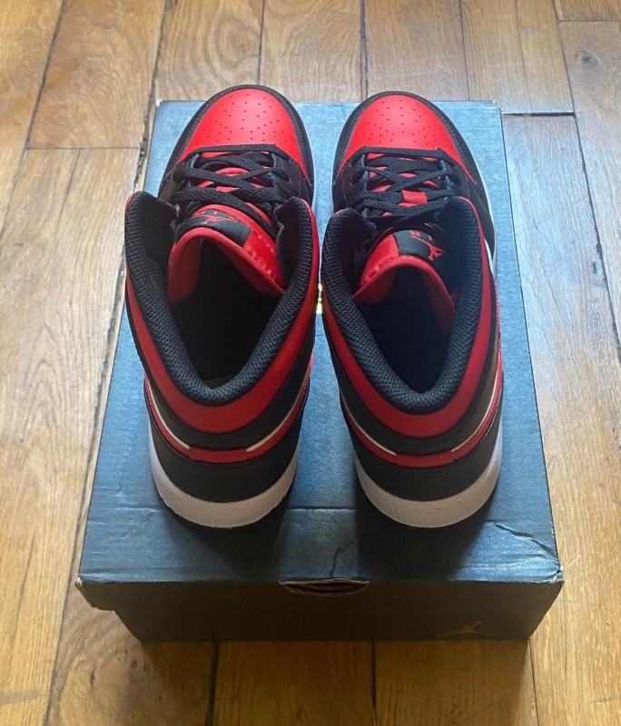 Jordan 1 mid black fire red (gs) 554725-079 2