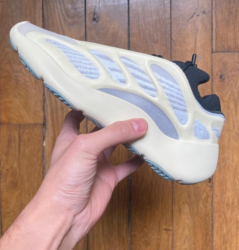 Adidas yeezy 700 v3 azael