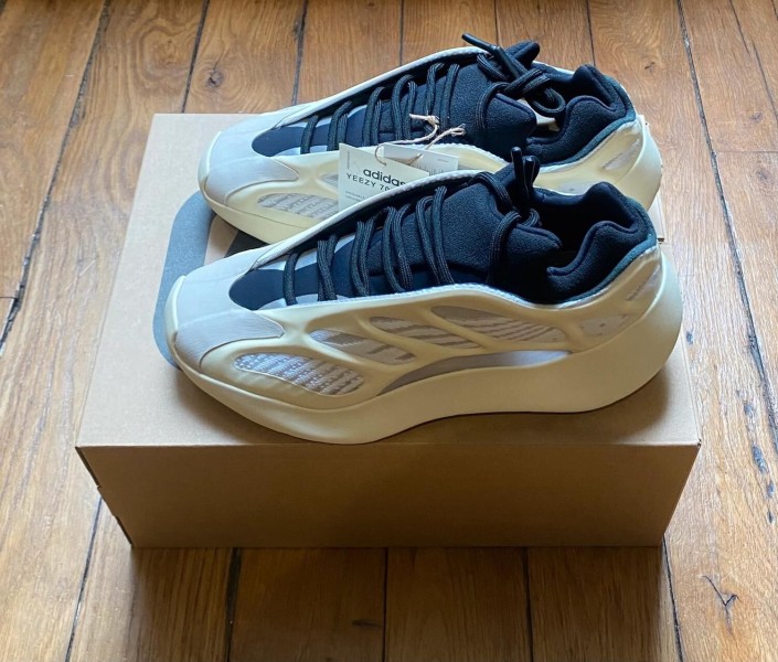 Adidas yeezy 700 v3 azael