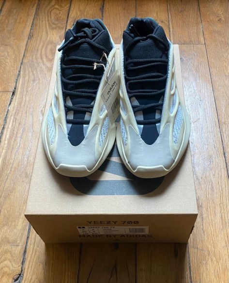 Adidas yeezy 700 v3 azael