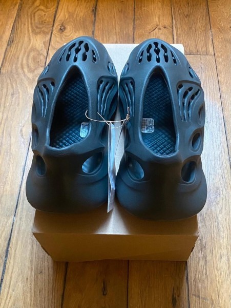 Adidas yeezy foam rnr carbon