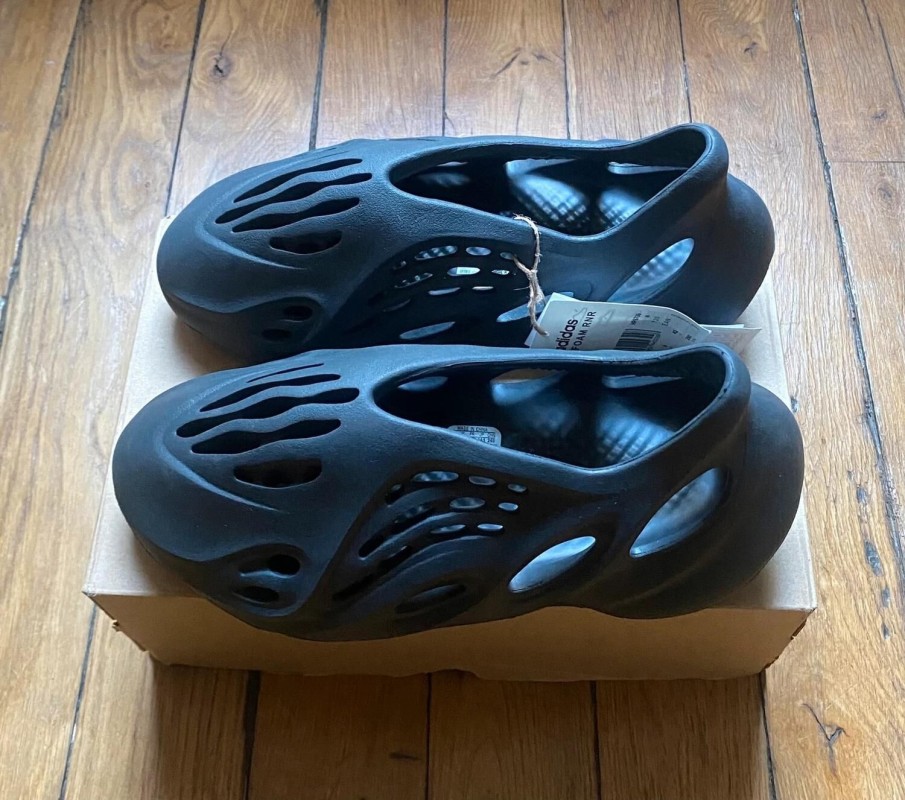 Adidas yeezy foam rnr onyx black 2