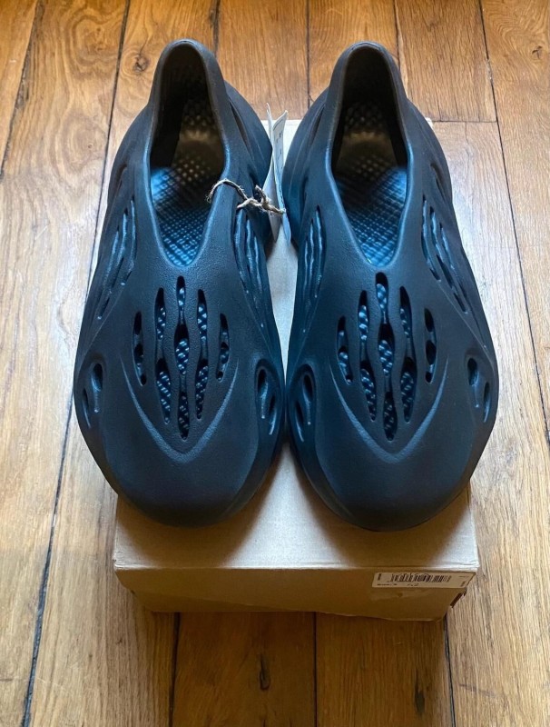 Adidas yeezy foam rnr onyx black 2
