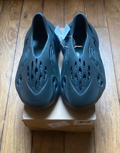 Adidas yeezy foam rnr carbon