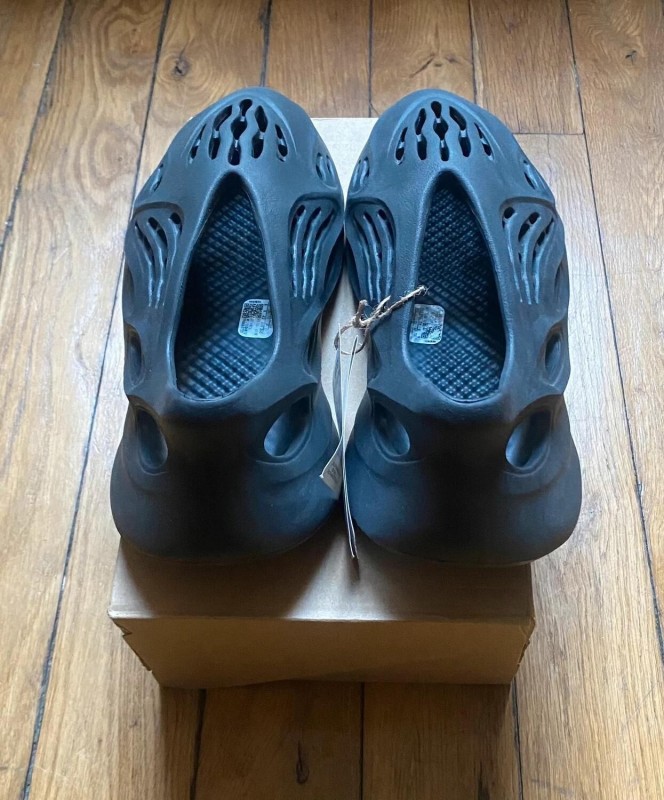 Adidas yeezy foam rnr onyx black 2