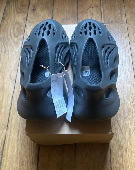 Adidas yeezy foam rnr carbon