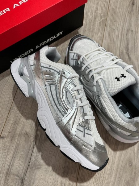 Ua Sola / under armour / silver / argenter / blanche / taille 39