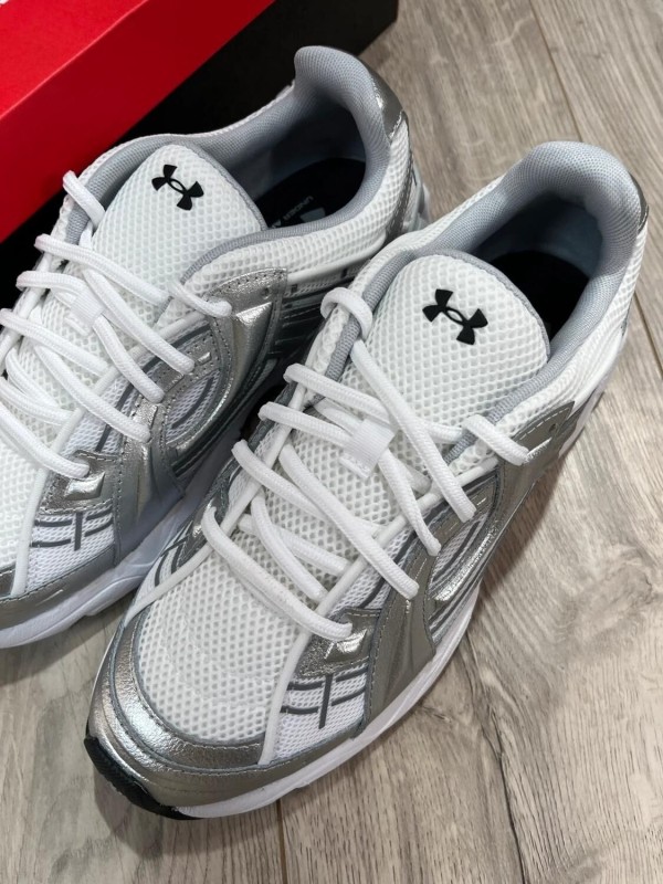 Ua Sola / under armour / silver / argenter / blanche / taille 39 2