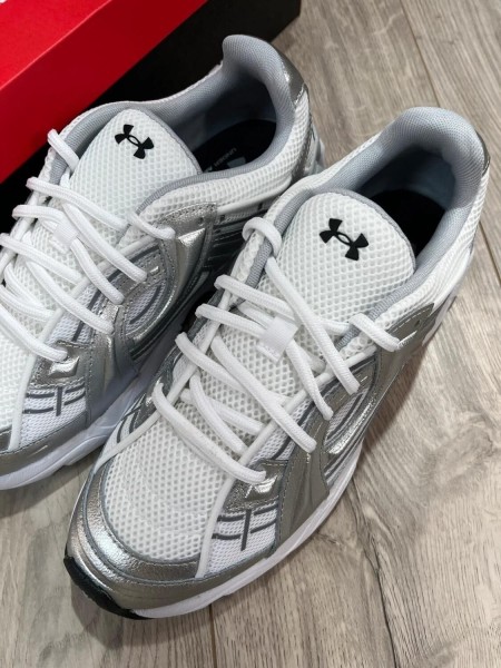 Ua Sola / under armour / silver / argenter / blanche / taille 39