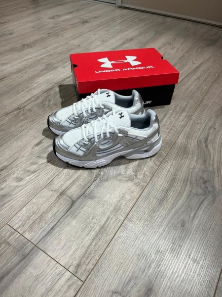 Ua Sola / under armour / silver / argenter / blanche / taille 39
