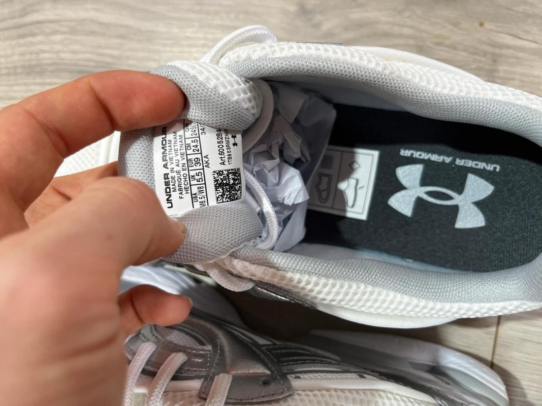 Ua Sola / under armour / silver / argenter / blanche / taille 39 2