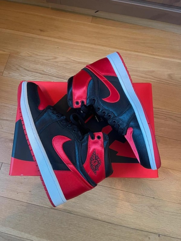 Jordan 1 retro satin bred taille 42 comme neuve