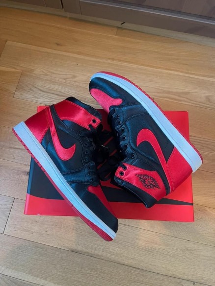 Jordan 1 retro satin bred taille 42 comme neuve