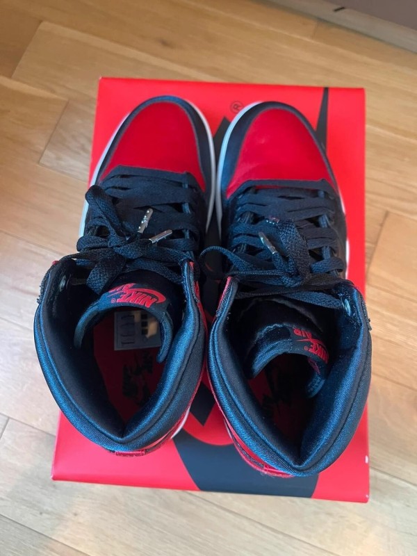 Jordan 1 retro satin bred taille 42 comme neuve 2