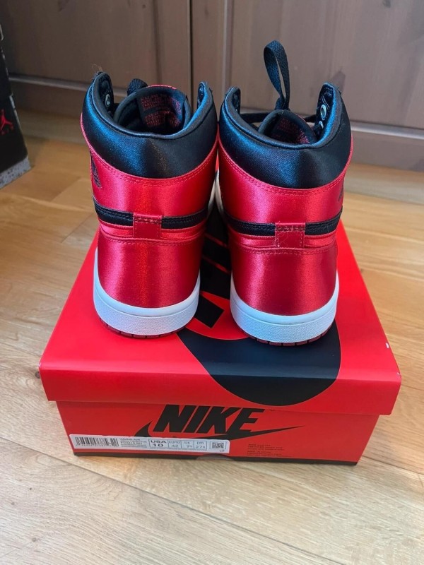 Jordan 1 retro satin bred taille 42 comme neuve 2
