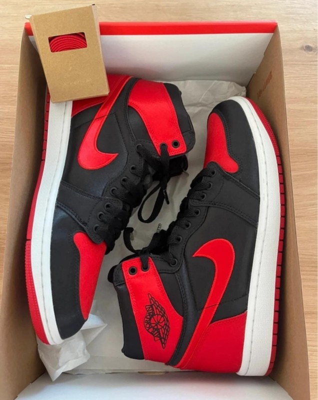 Jordan 1 retro satin bred taille 42 comme neuve 2