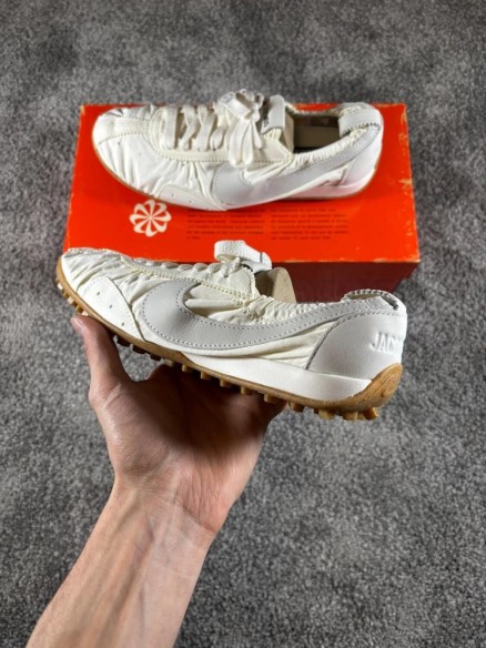 Nike Moon SP Jacquemus Soft Pearl White blanc crème - taille 39