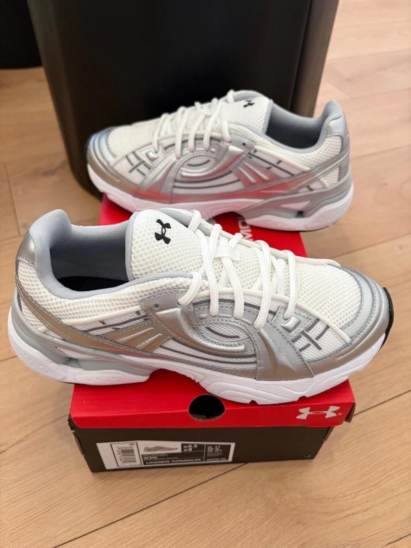 Under armour sola silver white