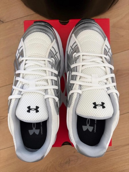 Under armour sola silver white