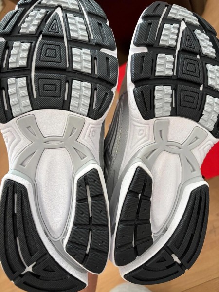 Under armour sola silver white