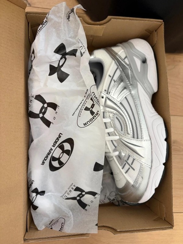 Under armour sola silver white 2