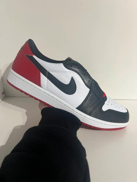 Nike air jordan 1 low black toe
