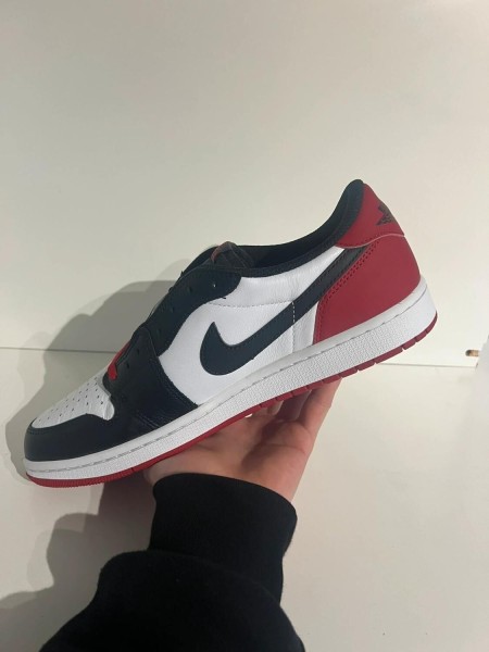 Nike air jordan 1 low black toe