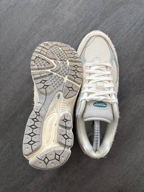 New balance 2002r beige / crème - taille 36 2