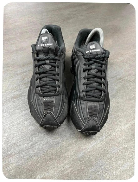 Nike shox r4 black ( taille 39 )