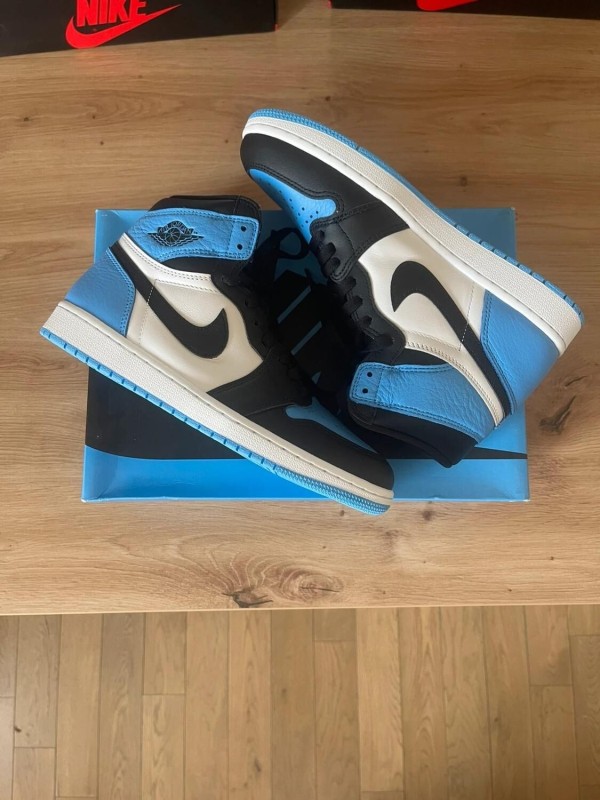 Jordan 1 Retro University Blue taille 42 neuve
