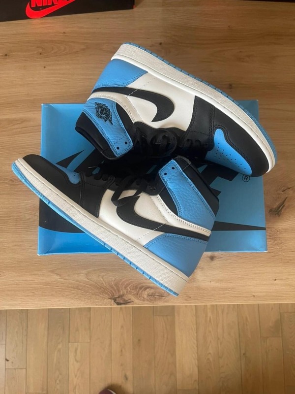 Jordan 1 Retro University Blue taille 42 neuve 2