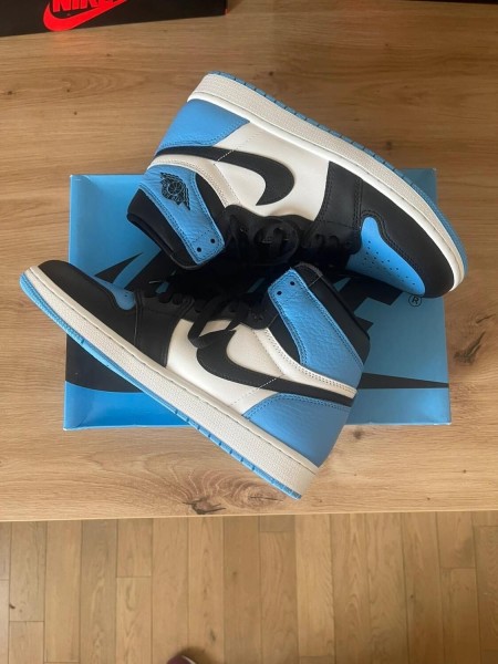 Jordan 1 Retro University Blue taille 42 neuve