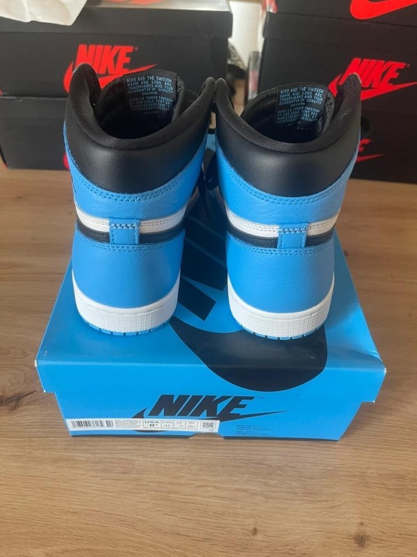 Jordan 1 Retro University Blue taille 42 neuve 2