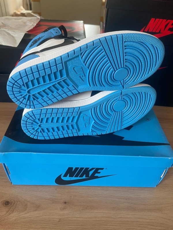 Jordan 1 Retro University Blue taille 42 neuve 2