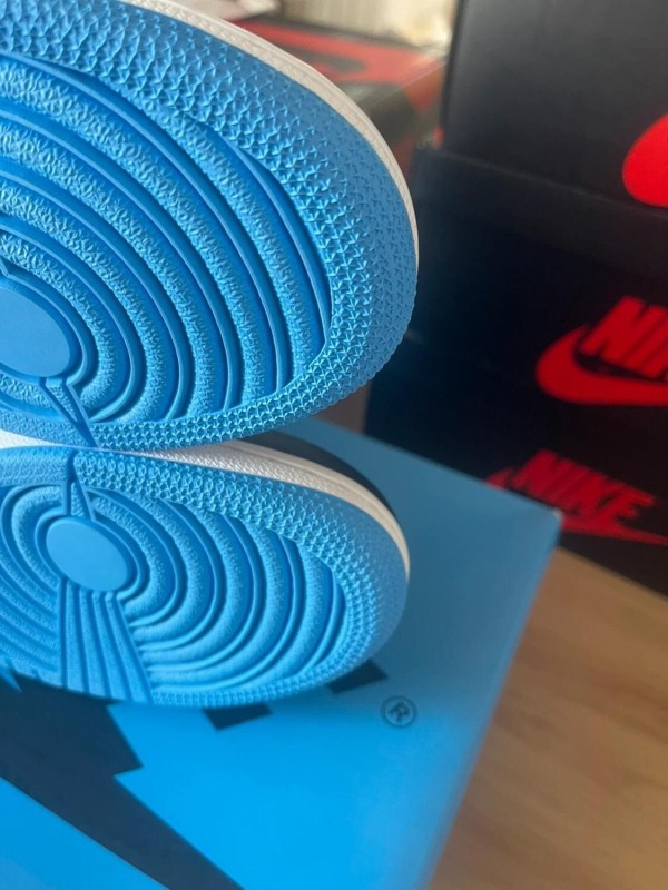 Jordan 1 Retro University Blue taille 42 neuve 2