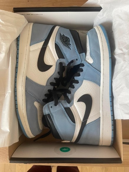 Jordan 1 retro university blue taille 42 comme neuve