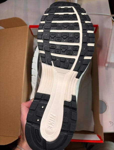 Nike P-6000 metallic silver taille 38