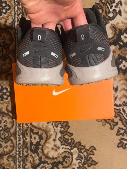 Nike Vomero 18 grey