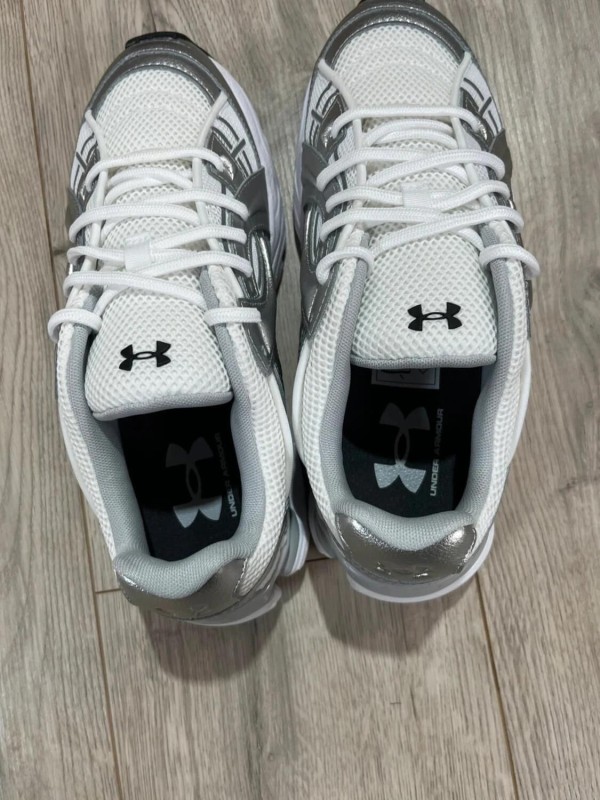 Ua sola / under armour / silver / argenter / blanche / taille 39 2